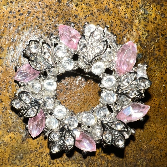 VINTAGE Rhinestone Wreath Brooch - Picture 5 of 6